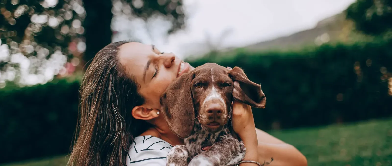 Happy new owner with a puppy — best dog breeds for first-time owners